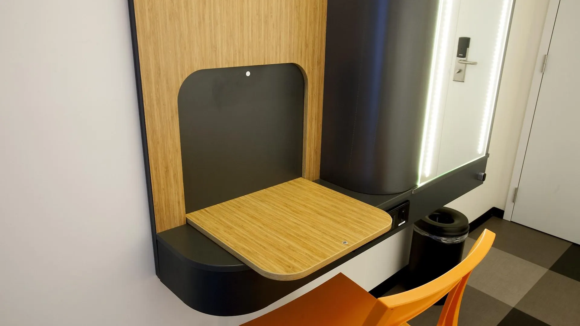 Easyhotel Brussels City Centre 3*,