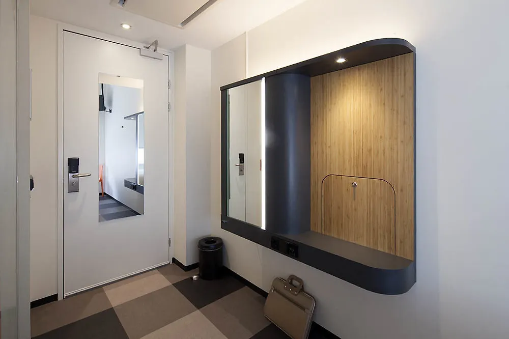 Easyhotel Brussels City Centre 3*,